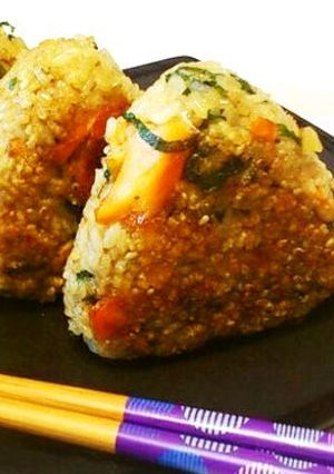 ゴロゴロ鮭の華やか焼きおにぎり-レシピのメイン写真