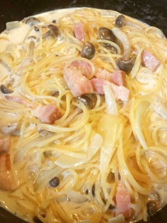 ダッチオーブンで作るクリームパスタ-レシピのメイン写真