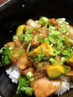 *鶏とアボカドのピリ辛照り焼き丼*-レシピのメイン写真