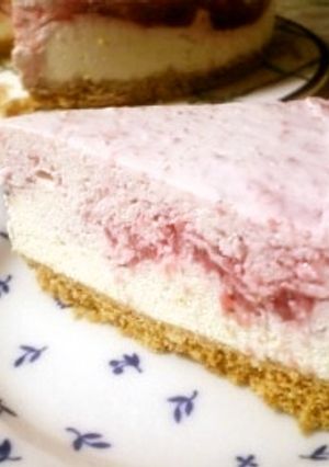 雛祭りにも♪苺マーブルなレアチーズケーキ-レシピのメイン写真