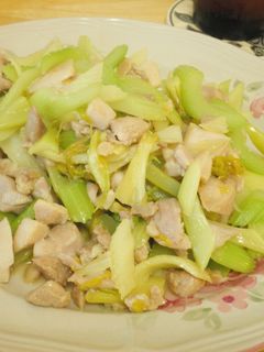 簡単☆鶏もも肉とセロリのごま油炒め-レシピのメイン写真