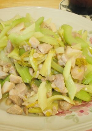 簡単☆鶏もも肉とセロリのごま油炒め-レシピのメイン写真