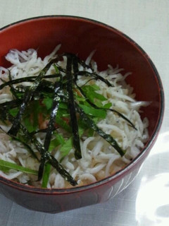 お家でカフェランチ♪しらすと明太子丼-レシピのメイン写真