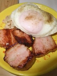 目玉焼き載せポテトサラダベーコン添え-レシピのメイン写真