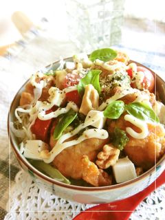 唐揚げ×トマト×キャベツのマヨ*バジル丼-レシピのメイン写真