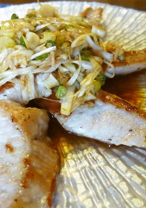 豚トロ焼くだけ♪白髪葱生姜ピリ辛だれかけ-レシピのメイン写真