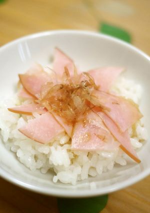 ご飯の上にハム《ON!》ヾ(‾∇‾=ノ♥-レシピのメイン写真