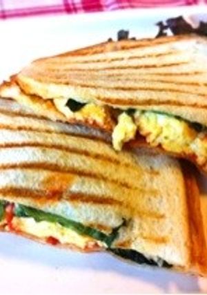 とろ〜りチーズオムレツとトマトのパニーニ-レシピのメイン写真