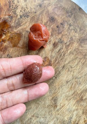 梅干しの種を無駄なく汚れず取る方法-レシピのメイン写真
