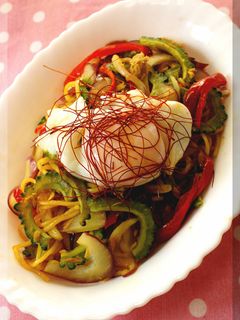 * エスニック!温玉ゴーヤ焼きそば♪-レシピのメイン写真