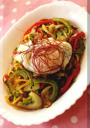 * エスニック！温玉ゴーヤ焼きそば♪-レシピのメイン写真