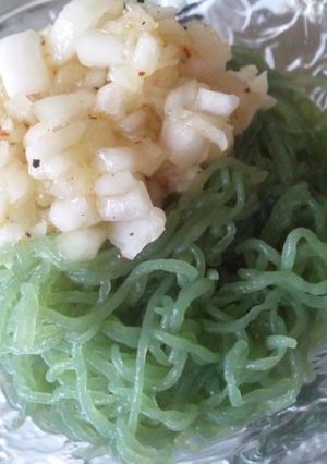 玉葱ドレッシングでこんにゃくそうめん-レシピのメイン写真