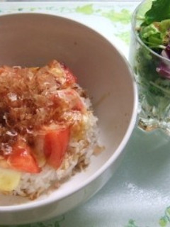 トマトとカリカリチーズ丼におかか風味-レシピのメイン写真