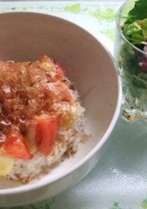 トマトとカリカリチーズ丼におかか風味-レシピのメイン写真