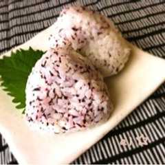 รูปของ まろやかマヨゆかりのおにぎり