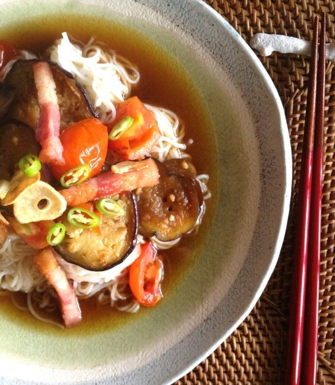 カリカリベーコンと夏野菜のピリ辛素麺♬ by 千尋＊ 【クックパッド