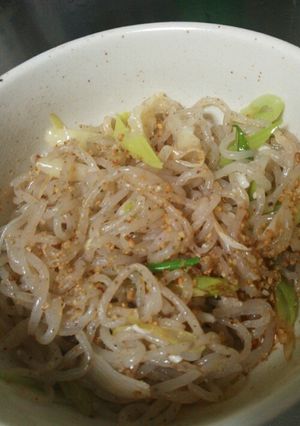 お弁当に★糸こんにゃくとねぎの塩麹炒め-レシピのメイン写真