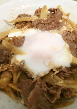 牛肉とごぼうのすき煮半熟卵のせ-レシピのメイン写真