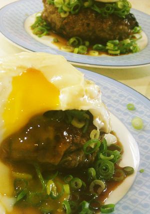黄身がとろり♪ハンバーグ＆ポーチドエッグ-レシピのメイン写真