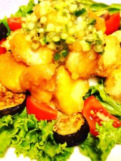 鶏むね肉の唐揚げon夏野菜たっぷりサラダ-レシピのメイン写真