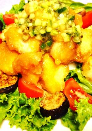 鶏むね肉の唐揚げon夏野菜たっぷりサラダ-レシピのメイン写真