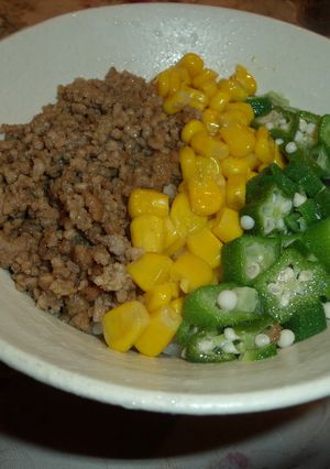 コーンとオクラの三食丼-レシピのメイン写真
