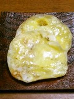 残った餃子の皮でチーズせんべい-レシピのメイン写真