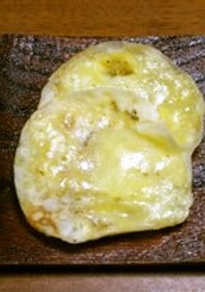 残った餃子の皮でチーズせんべい-レシピのメイン写真