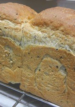 塩麹＆黒胡麻ハチミツ山食パン～♪-レシピのメイン写真