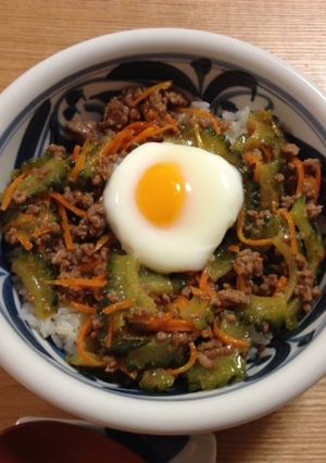 ゴーヤとひき肉の味噌丼（温玉のせ）-レシピのメイン写真