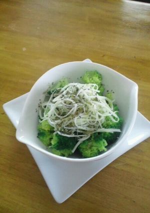 さけるチーズとブロッコリーのサラダ-レシピのメイン写真