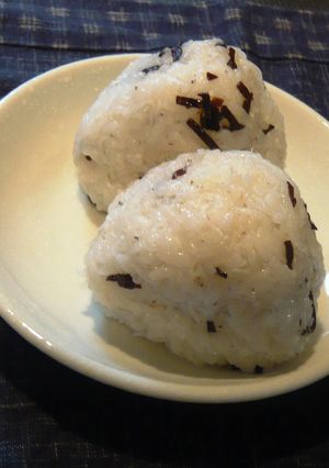 朝からしっかり、しらすと塩こんぶおにぎり-レシピのメイン写真
