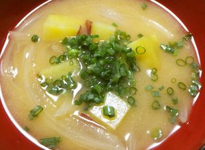 ほっこり♪さつまいもと玉ねぎの味噌汁-レシピのメイン写真