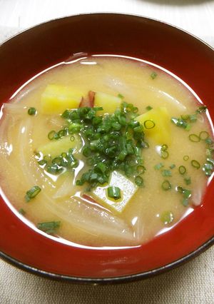 ほっこり♪さつまいもと玉ねぎの味噌汁-レシピのメイン写真