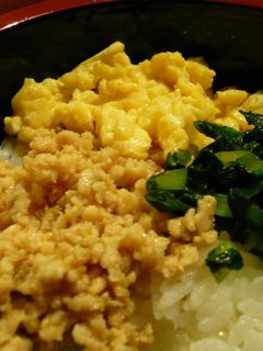 三色そぼろ丼(鶏そぼろと炒り卵と小松菜)-レシピのメイン写真