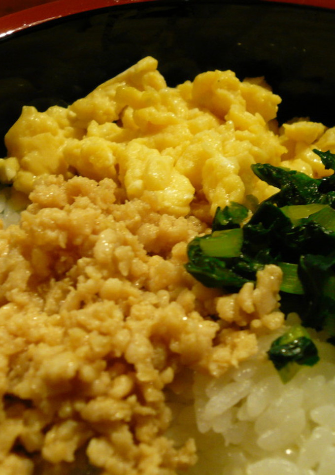 三色そぼろ丼（鶏そぼろと炒り卵と小松菜）-レシピのメイン写真