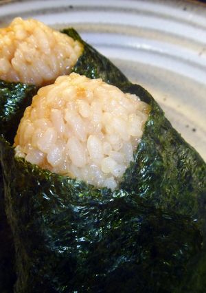 ご飯に混ぜるだけの醤油麹おにぎり-レシピのメイン写真