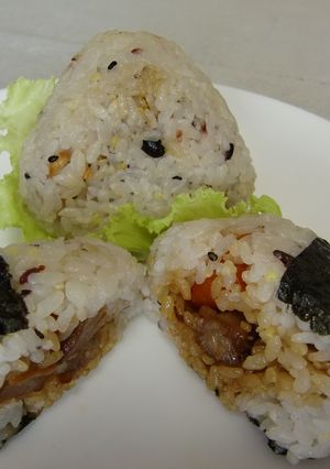 ころっと牛角煮と根菜の十六穀米おにぎり-レシピのメイン写真