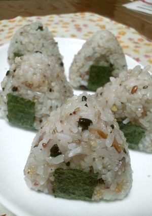 赤飯似な十六穀おにぎり-レシピのメイン写真