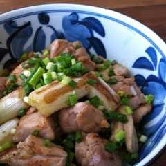 รูปของ まろやか鶏ねぎ丼