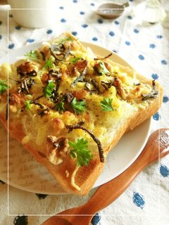 玉葱と胡桃の塩昆布カレートースト-レシピのメイン写真