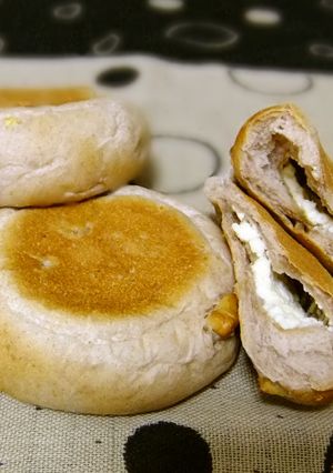 くるみとクリームチーズの平焼きパン♪-レシピのメイン写真