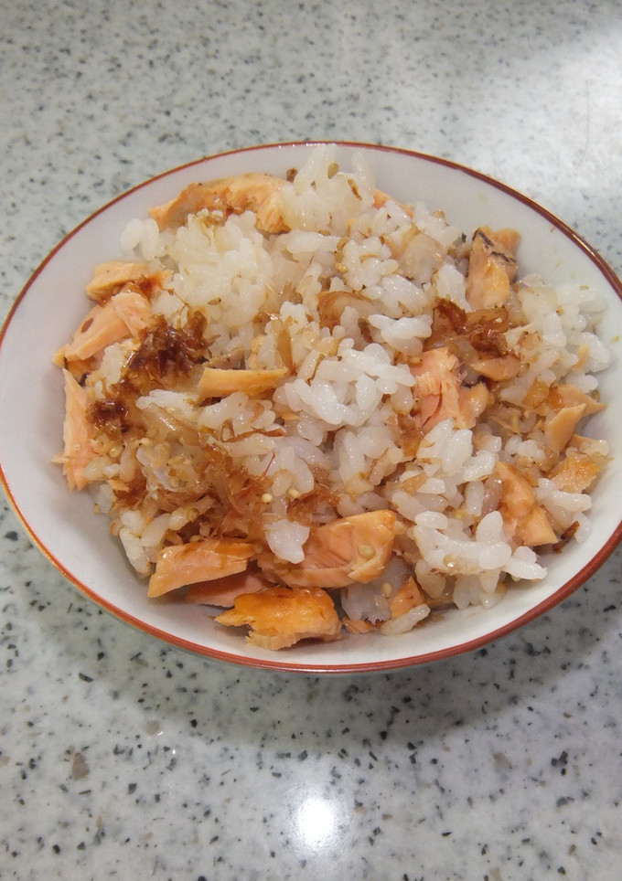 鮭とおかかとゴマで混ぜご飯-レシピのメイン写真