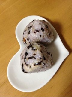 雑穀ごはんで塩昆布チーズおにぎり☆-レシピのメイン写真