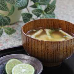 รูปของ すだちをお味噌汁にギュッ！