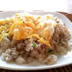 รูปของ 十六穀ごはんで５分でじゃこ炒飯♪卵のっけ