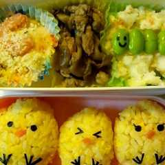 รูปของ キャラ弁☆ご飯でひよこの親子。