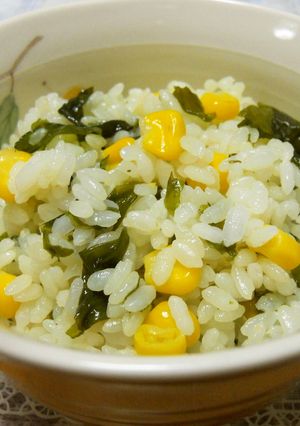 子供が大好き☆わかめとコーン炊き込みご飯-レシピのメイン写真