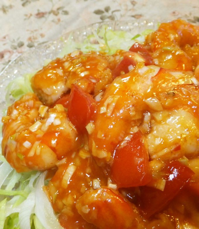 豪華！エビチリ♪トマトとレタスと一緒に☆ by 桃屋誰 【クックパッド