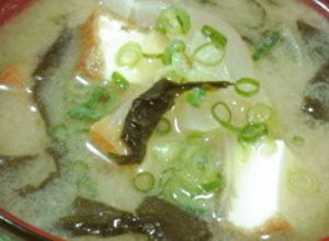 玉葱とわかめとお揚げの味噌汁-レシピのメイン写真